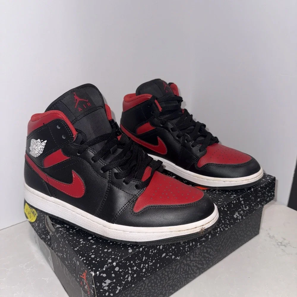 Nike Air Jordan 1 Mid Banned Bred 2020 Size 9 Men's 554724-074 EXCELLENT